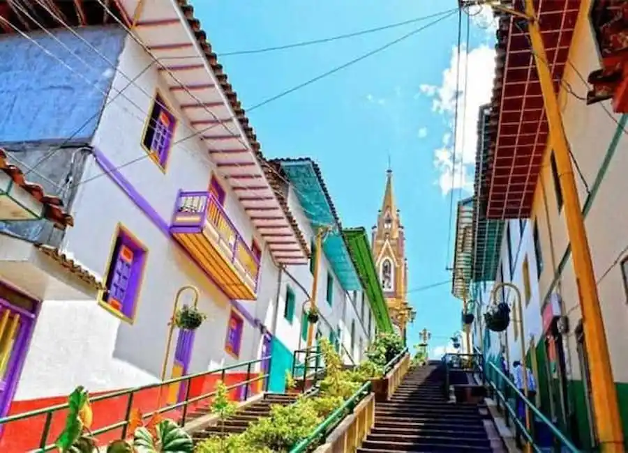 https://inmergecolombia.com/wp-content/uploads/2024/10/marsella-pueblos-que-enamoran.webp