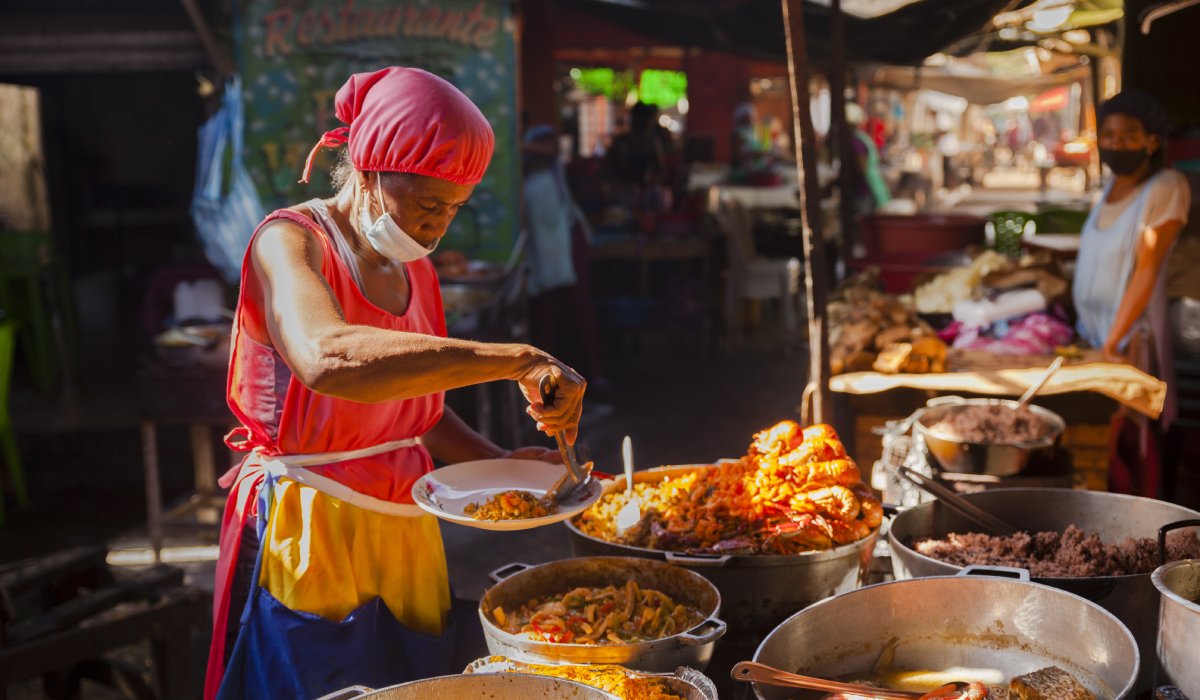 https://inmergecolombia.com/wp-content/uploads/2024/10/mercado-de-bazurto-cartagena-de-indias.jpg